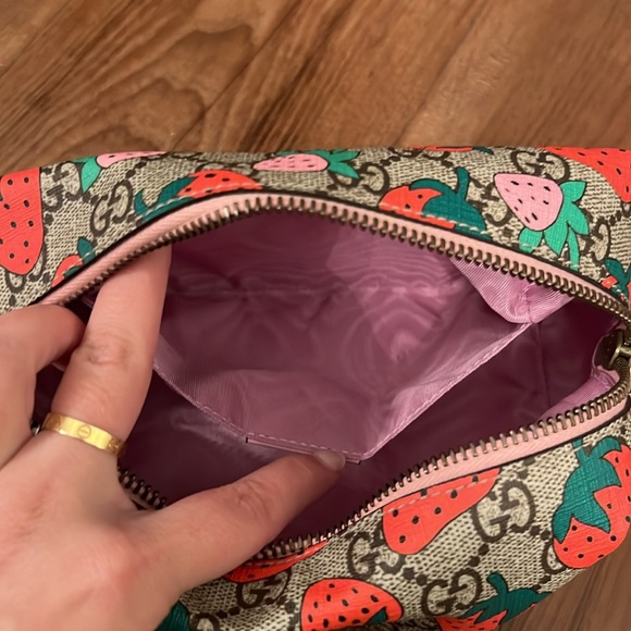Gucci x Supreme Cosmetic Bag 🍓 - Picture 8 of 12